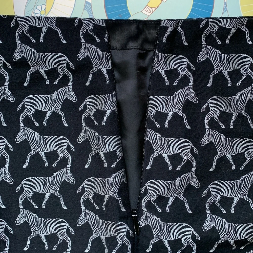 🦓 J. CREW Pencil Skirt Silver Zebras galloping on Black Size 10